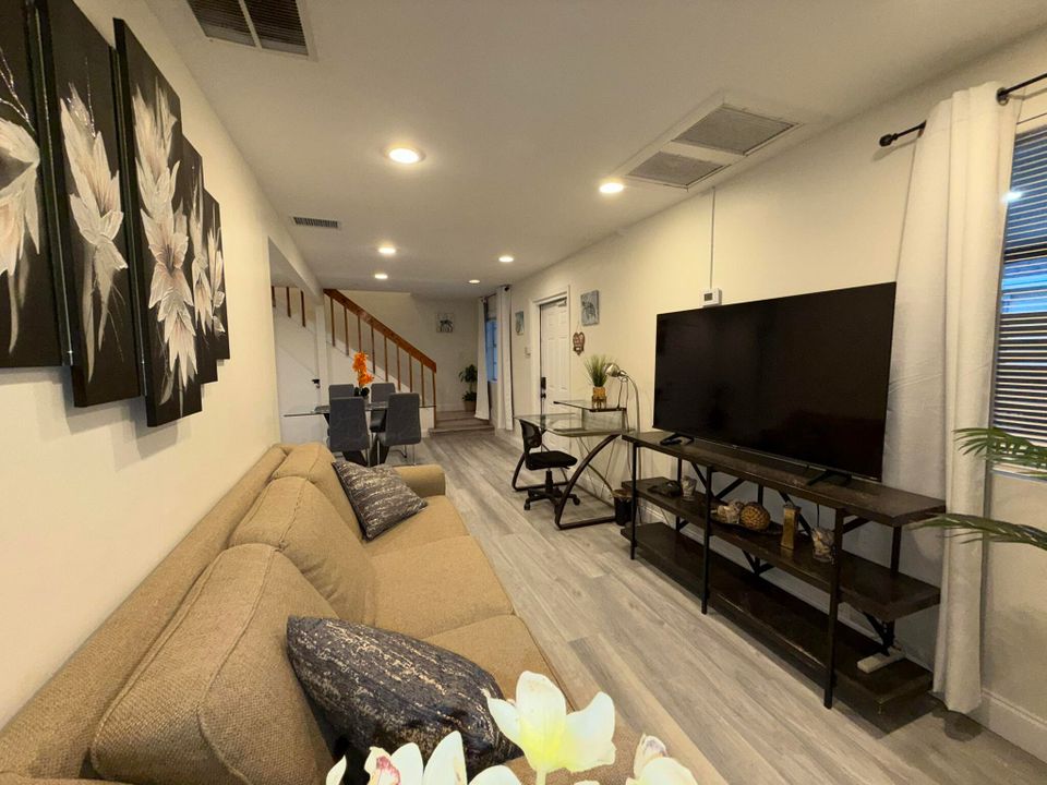 For Sale: $895,900 (8 beds, 4 baths, 3574 Square Feet)