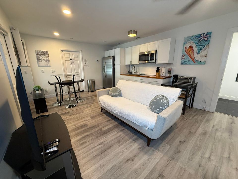 For Sale: $895,900 (8 beds, 4 baths, 3574 Square Feet)