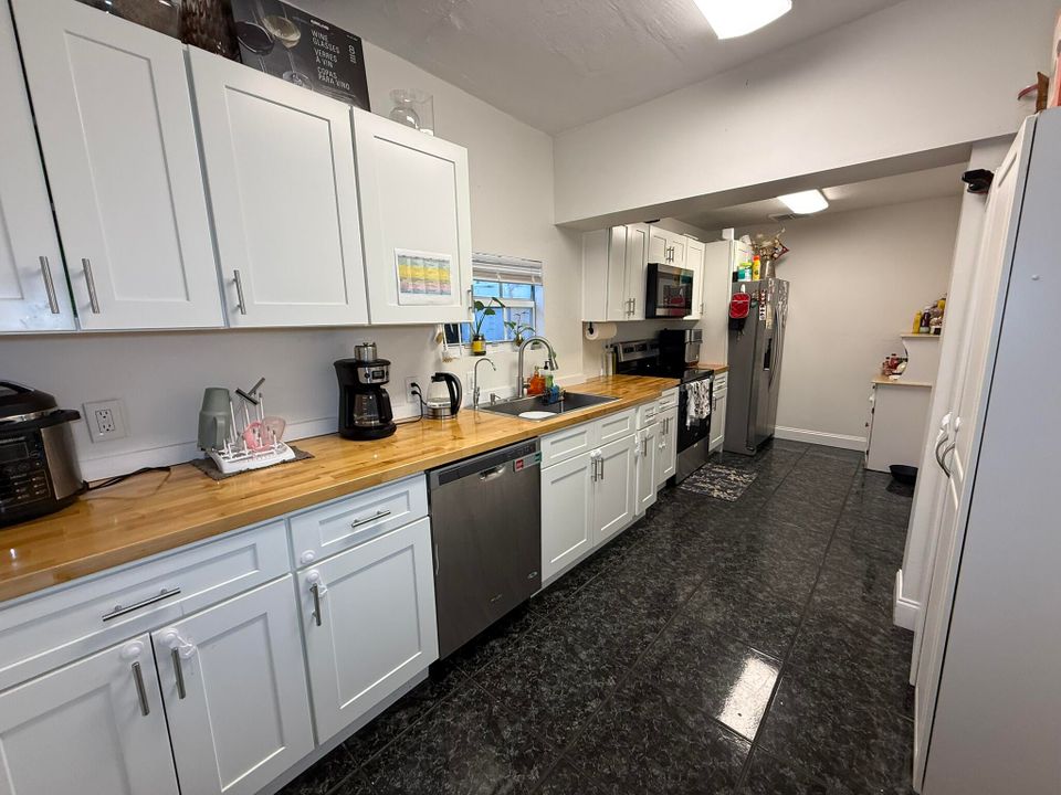 For Sale: $895,900 (8 beds, 4 baths, 3574 Square Feet)