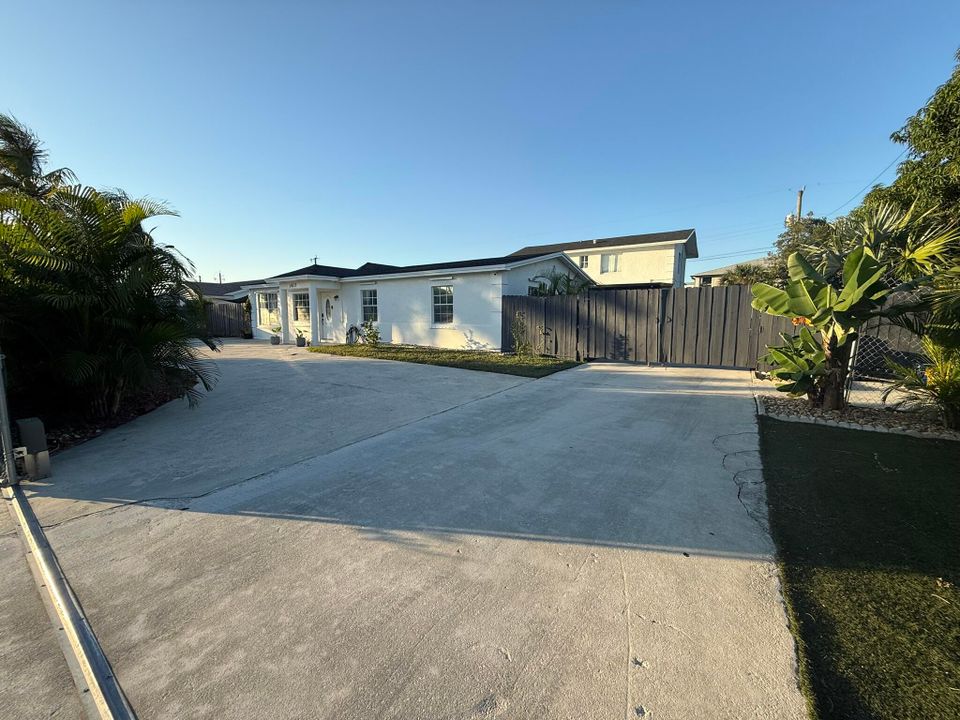 For Sale: $895,900 (8 beds, 4 baths, 3574 Square Feet)