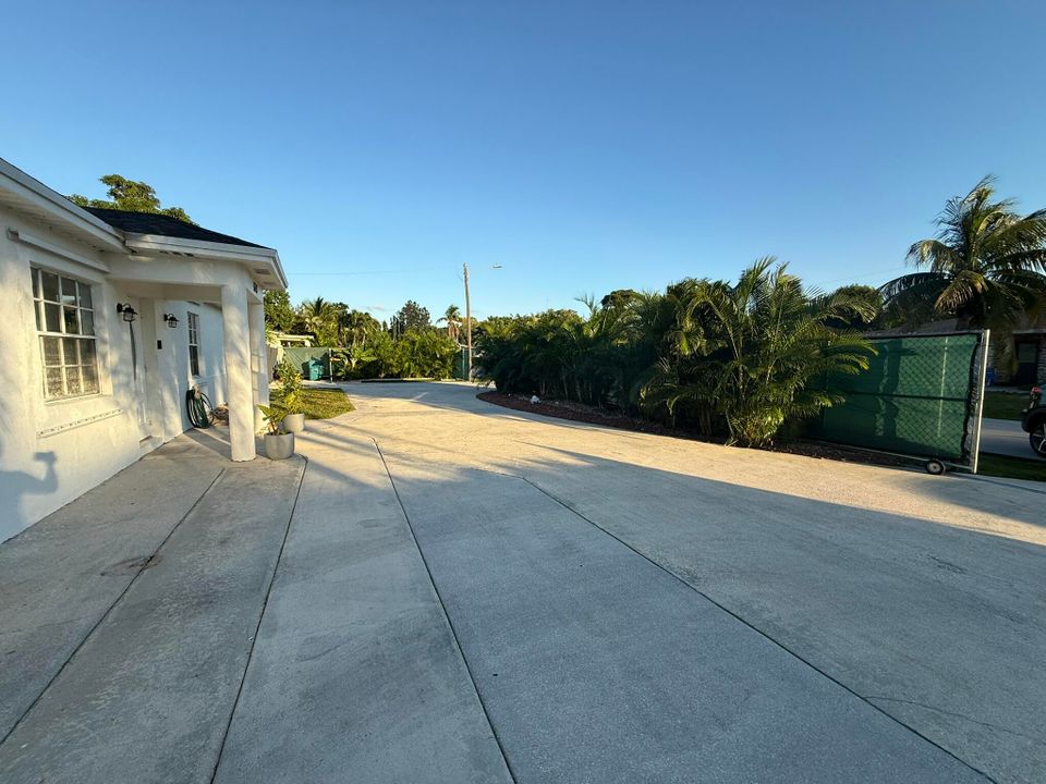 For Sale: $895,900 (8 beds, 4 baths, 3574 Square Feet)