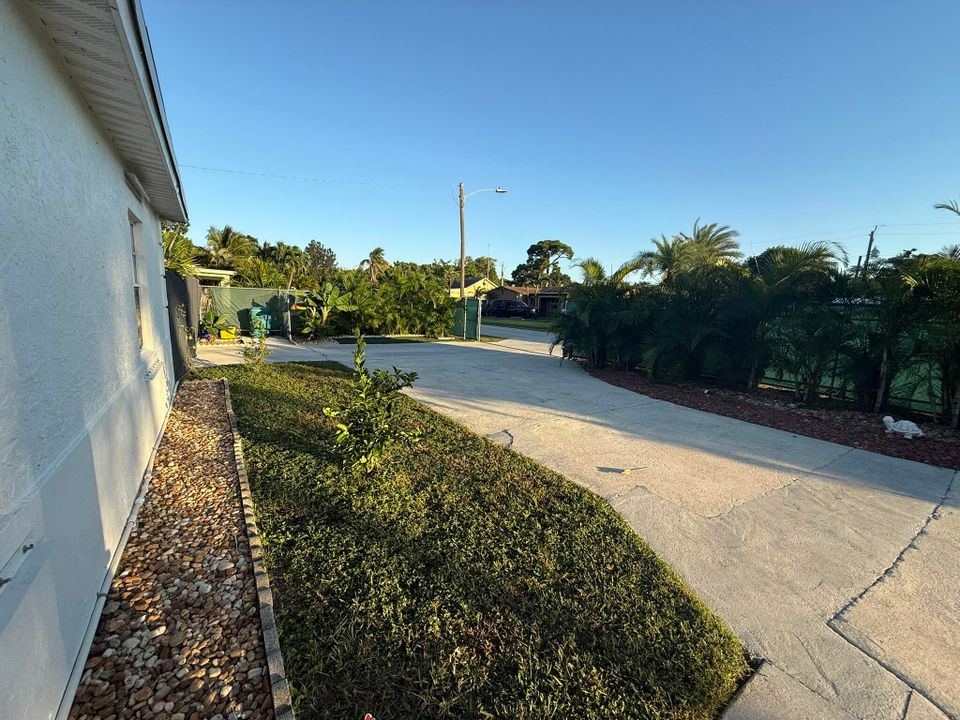 For Sale: $895,900 (8 beds, 4 baths, 3574 Square Feet)