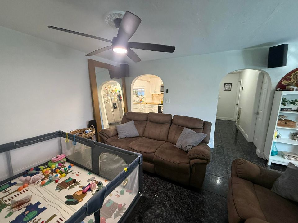 For Sale: $895,900 (8 beds, 4 baths, 3574 Square Feet)