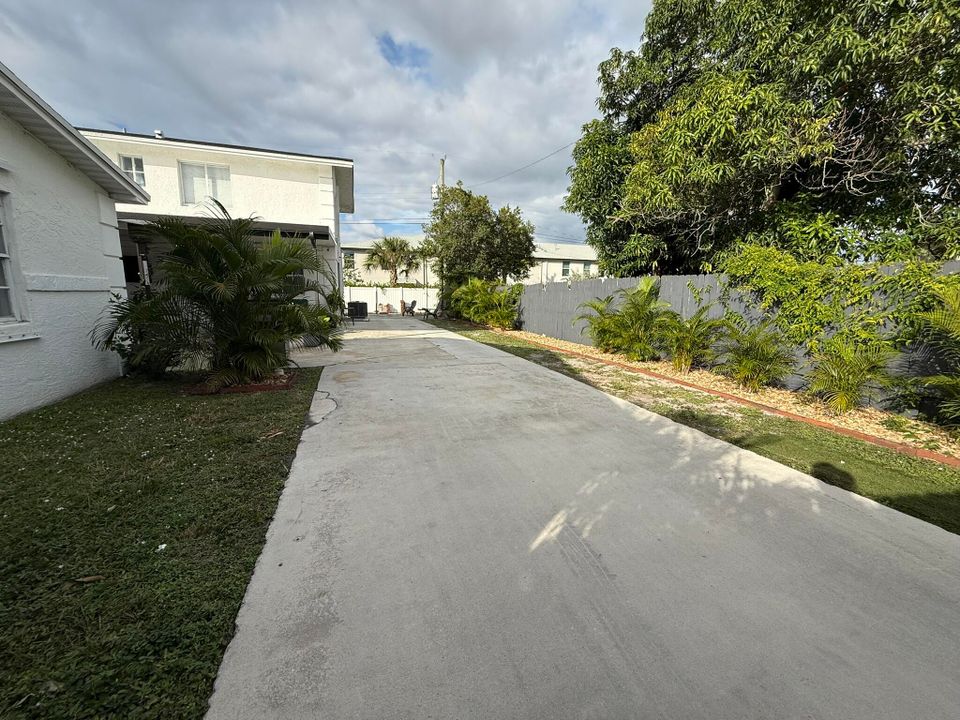 For Sale: $895,900 (8 beds, 4 baths, 3574 Square Feet)