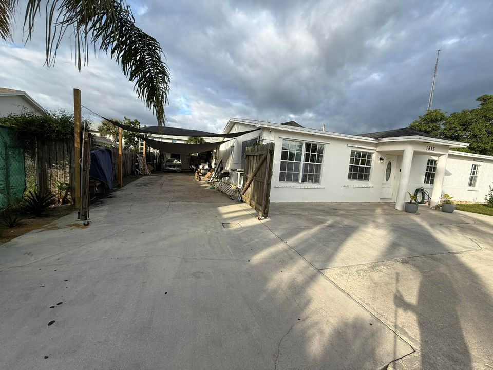 For Sale: $895,900 (8 beds, 4 baths, 3574 Square Feet)