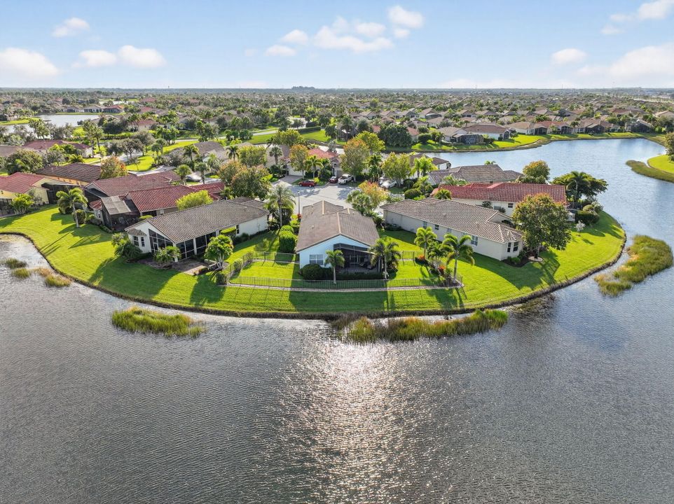 Под контрактом: $439,900 (2 спален, 2 ванн, 1635 Квадратных фут)