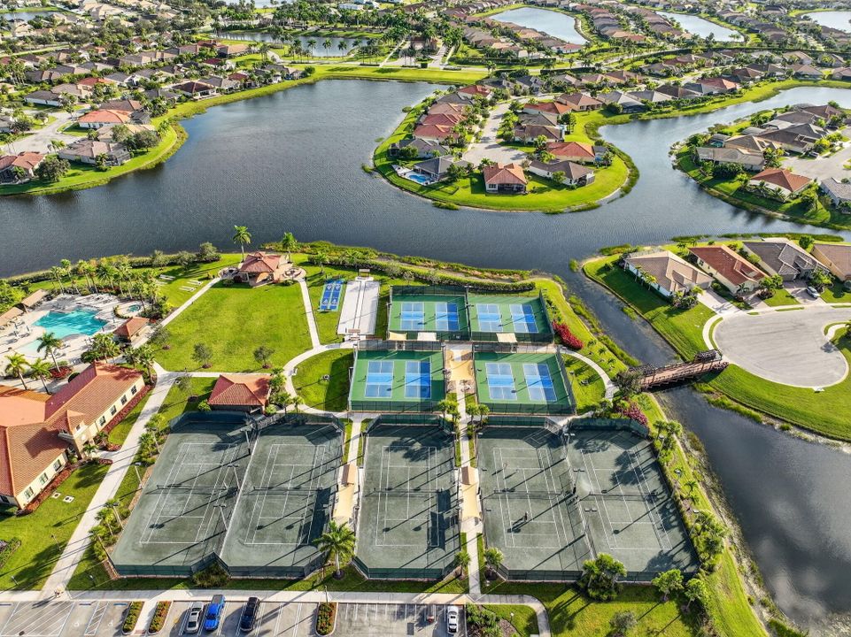 Под контрактом: $439,900 (2 спален, 2 ванн, 1635 Квадратных фут)