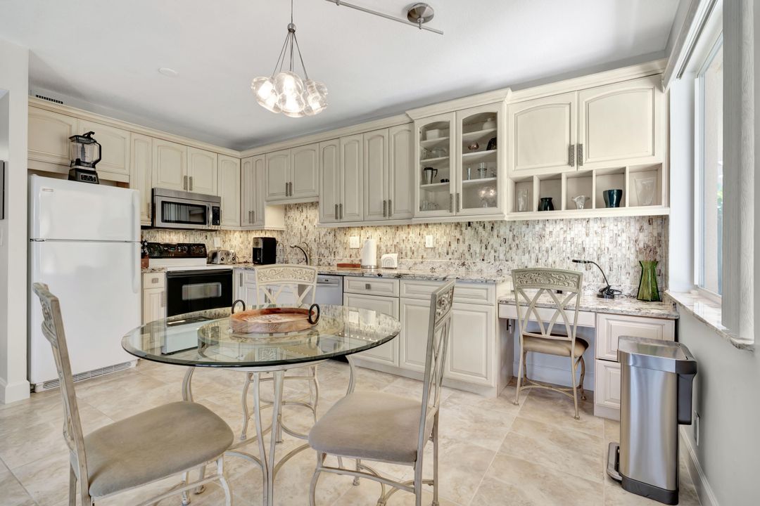 For Rent: $8,000 (2 beds, 2 baths, 925 Square Feet)