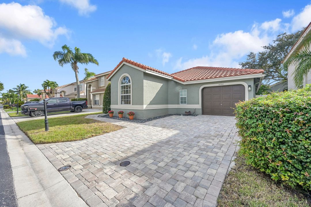 Под контрактом: $525,000 (3 спален, 2 ванн, 1461 Квадратных фут)