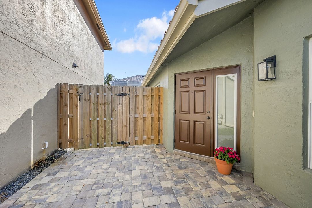 Под контрактом: $525,000 (3 спален, 2 ванн, 1461 Квадратных фут)