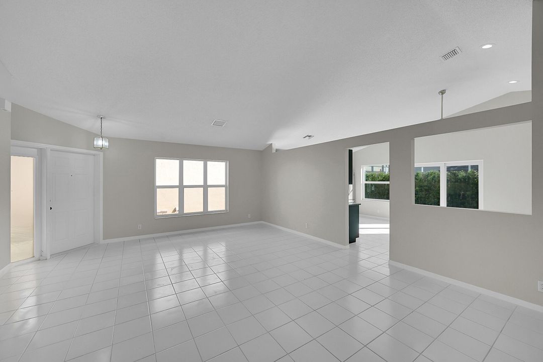 Под контрактом: $525,000 (3 спален, 2 ванн, 1461 Квадратных фут)