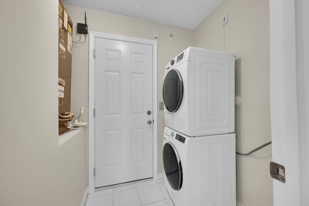 Под контрактом: $525,000 (3 спален, 2 ванн, 1461 Квадратных фут)