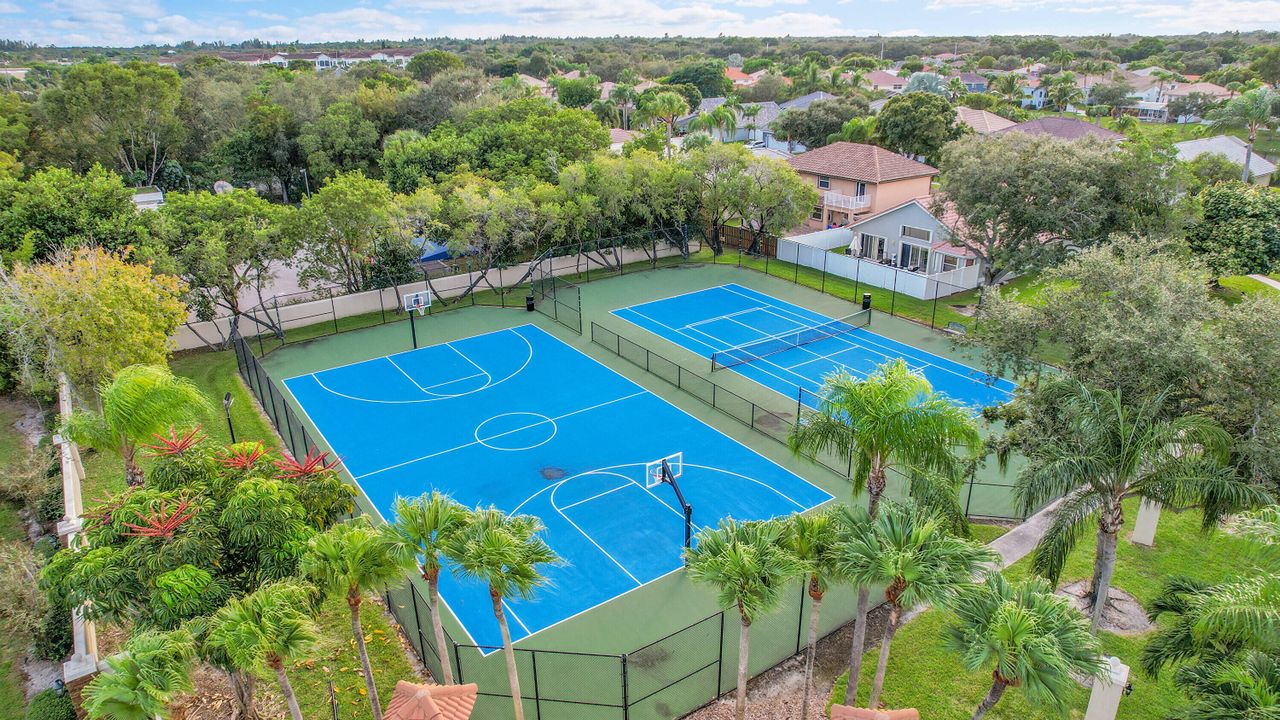 Под контрактом: $525,000 (3 спален, 2 ванн, 1461 Квадратных фут)