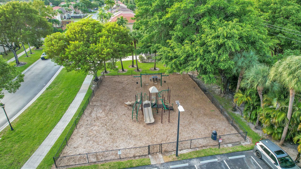 Под контрактом: $525,000 (3 спален, 2 ванн, 1461 Квадратных фут)