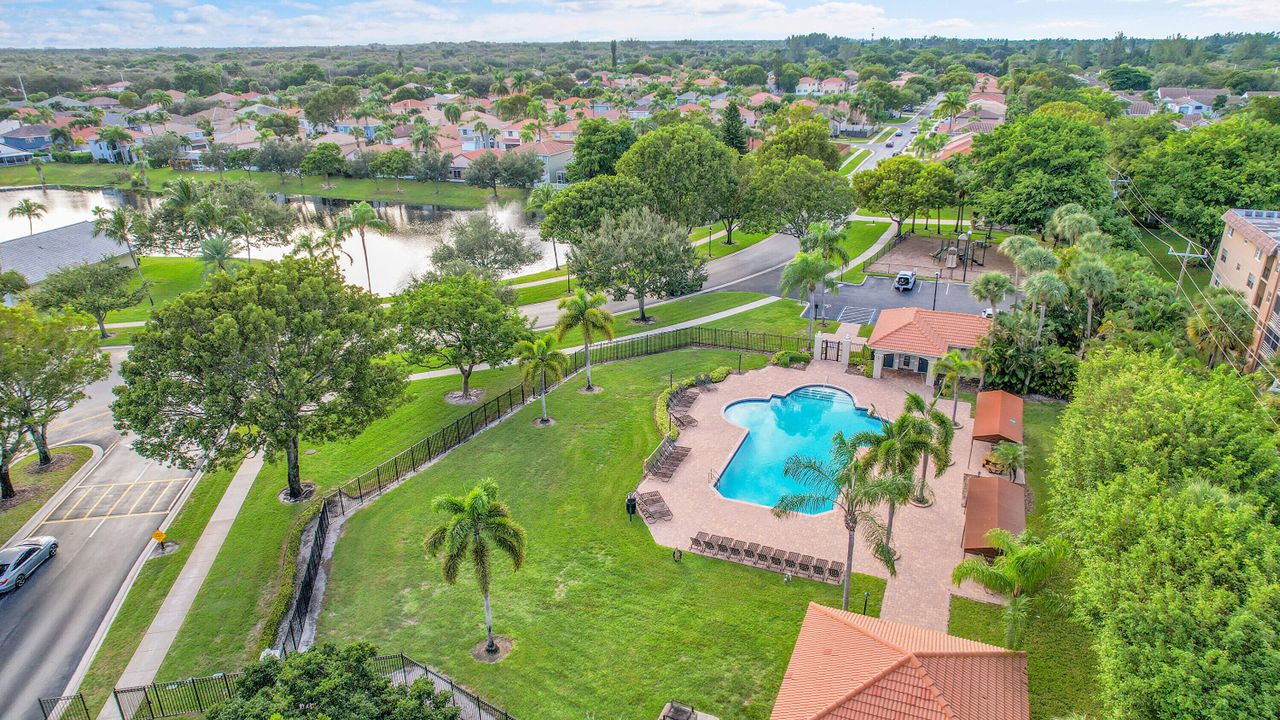 Под контрактом: $525,000 (3 спален, 2 ванн, 1461 Квадратных фут)