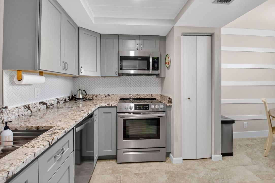 Active With Contract: $175,000 (2 beds, 2 baths, 1005 Square Feet)