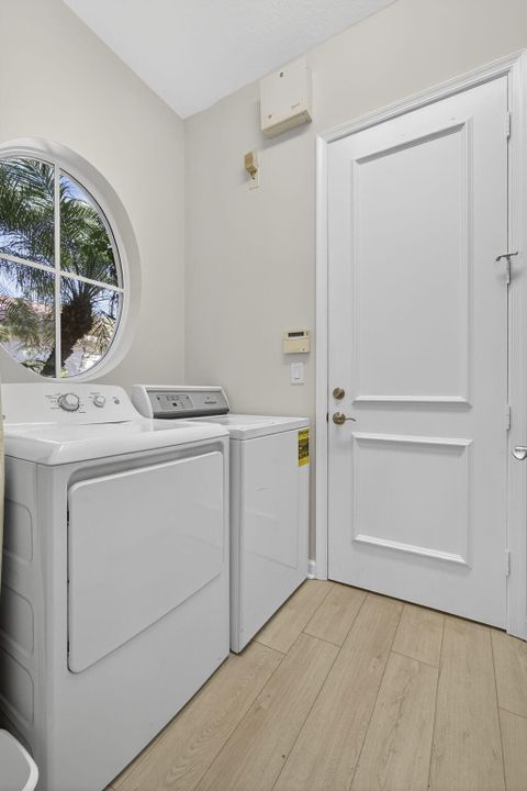 For Sale: $1,599,000 (3 beds, 3 baths, 2500 Square Feet)