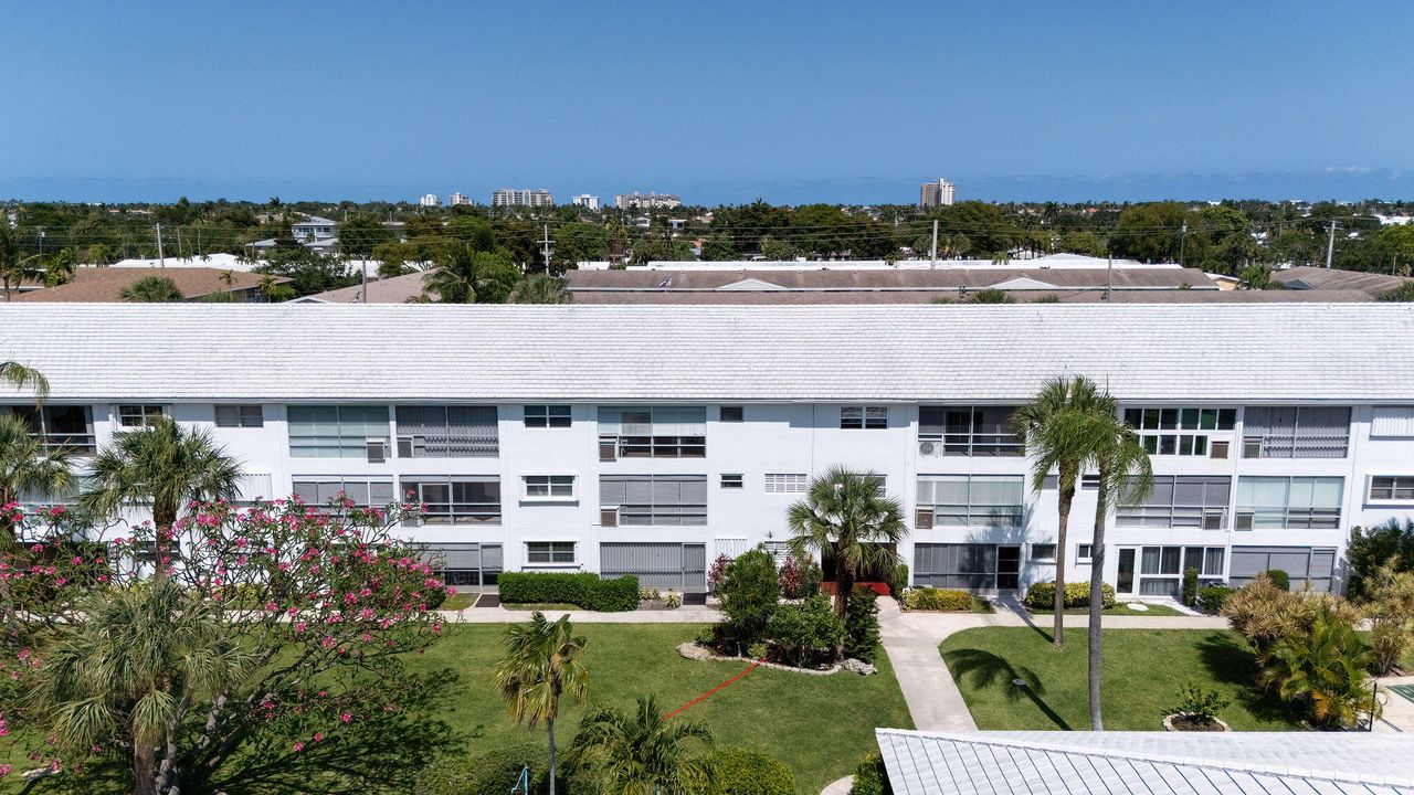 For Sale: $132,000 (1 beds, 1 baths, 676 Square Feet)