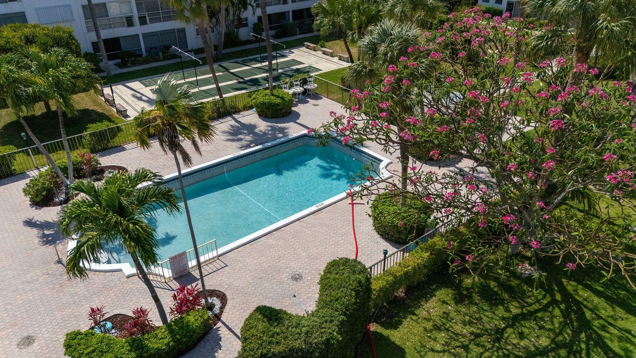 For Sale: $132,000 (1 beds, 1 baths, 676 Square Feet)