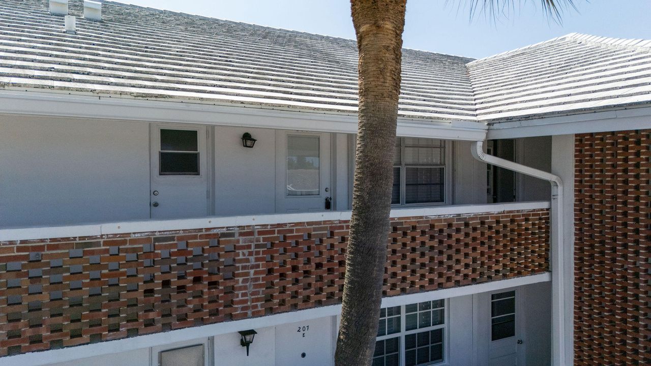 For Sale: $132,000 (1 beds, 1 baths, 676 Square Feet)