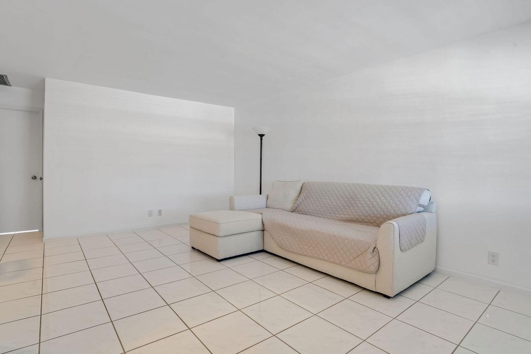 For Sale: $132,000 (1 beds, 1 baths, 676 Square Feet)