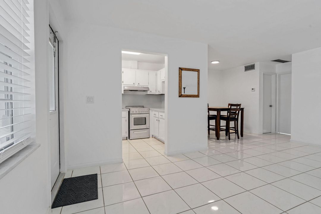 For Sale: $132,000 (1 beds, 1 baths, 676 Square Feet)