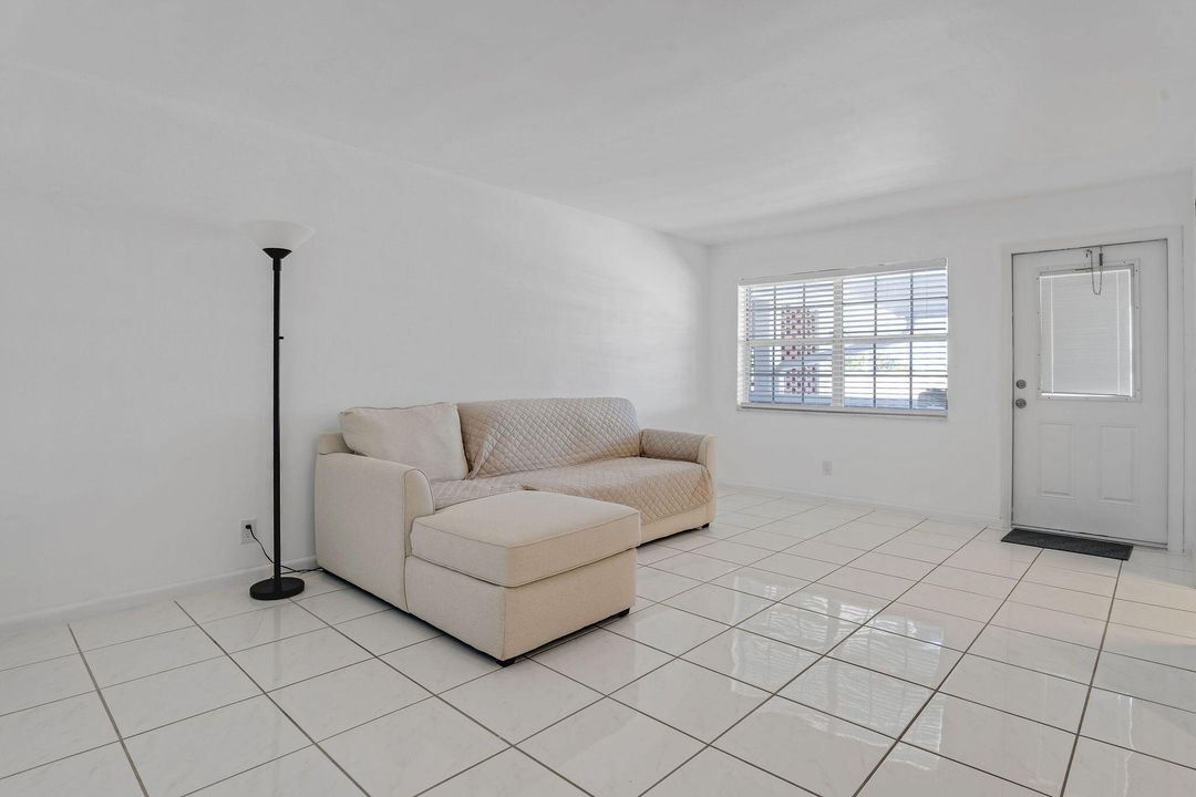 For Sale: $132,000 (1 beds, 1 baths, 676 Square Feet)