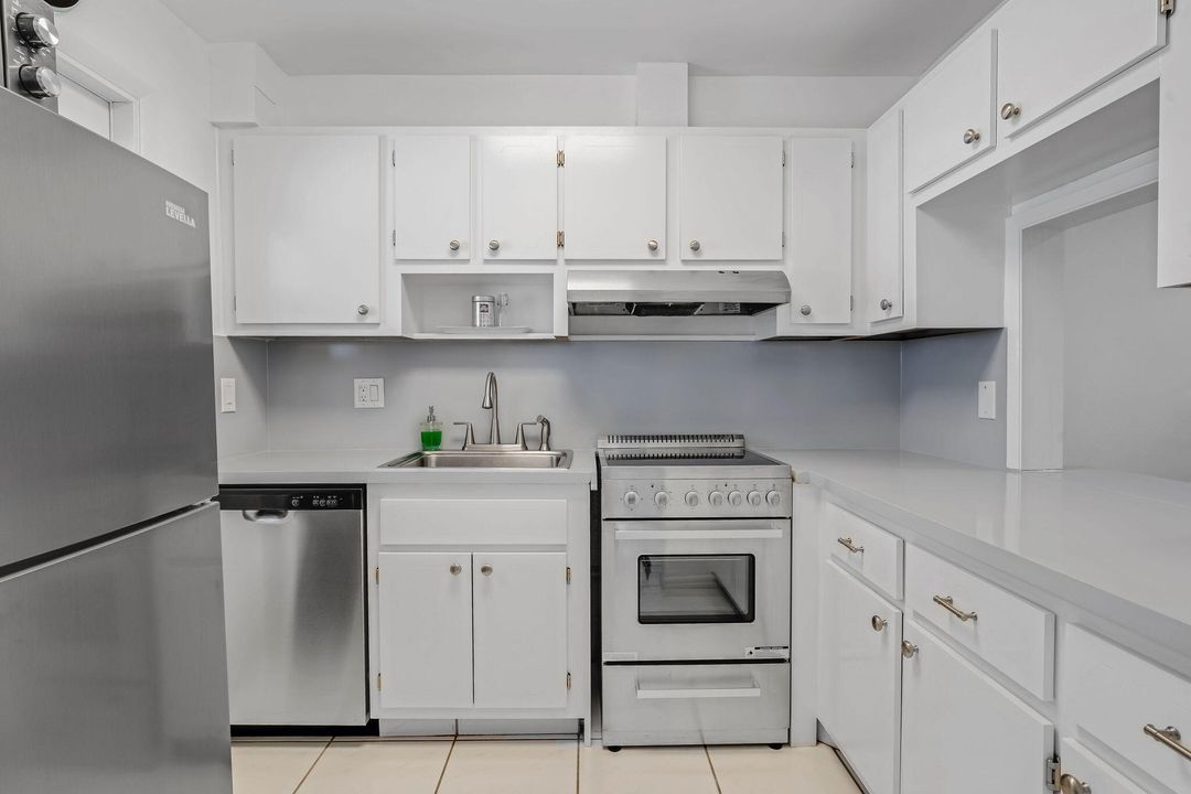 For Sale: $132,000 (1 beds, 1 baths, 676 Square Feet)