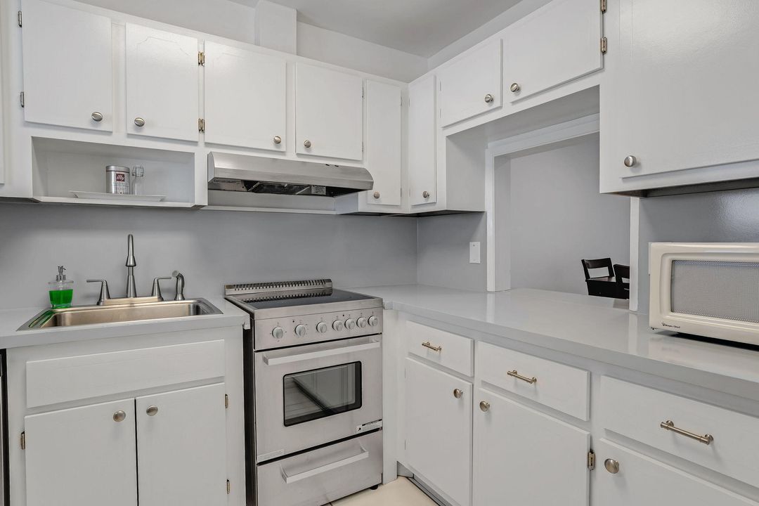 For Sale: $132,000 (1 beds, 1 baths, 676 Square Feet)