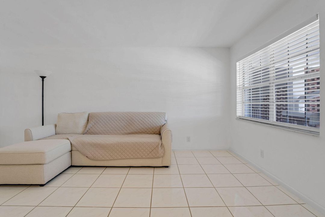 For Sale: $132,000 (1 beds, 1 baths, 676 Square Feet)