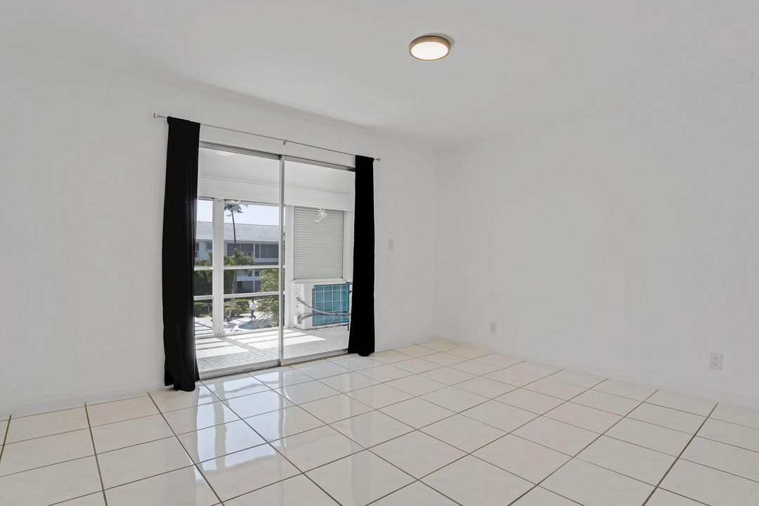 For Sale: $132,000 (1 beds, 1 baths, 676 Square Feet)