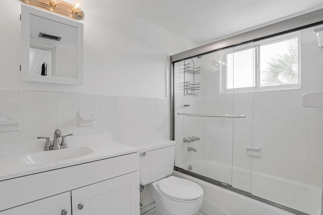 For Sale: $132,000 (1 beds, 1 baths, 676 Square Feet)