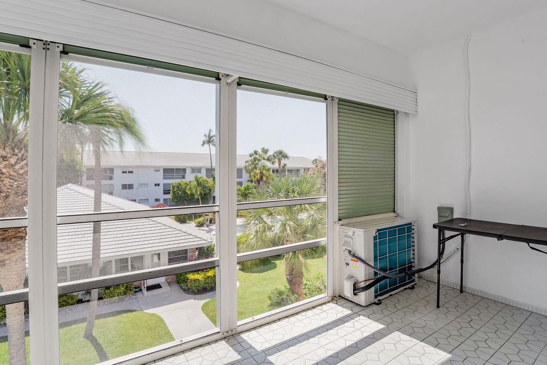 For Sale: $132,000 (1 beds, 1 baths, 676 Square Feet)