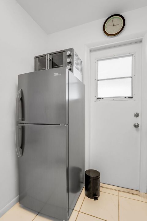 For Sale: $132,000 (1 beds, 1 baths, 676 Square Feet)