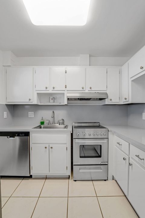 For Sale: $132,000 (1 beds, 1 baths, 676 Square Feet)