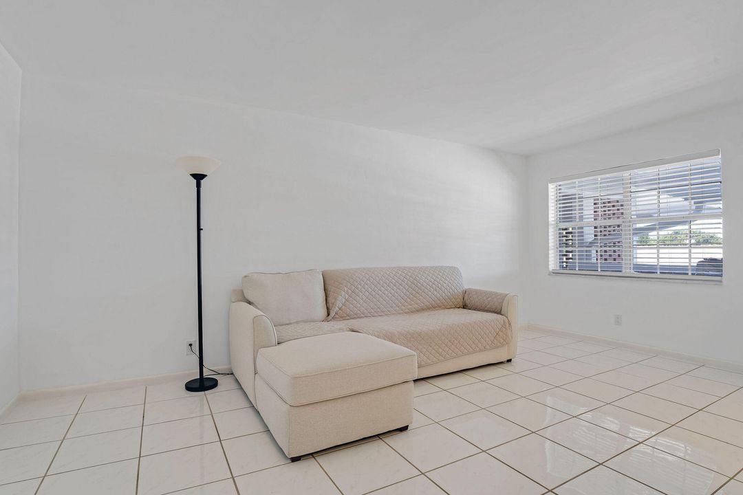 For Sale: $132,000 (1 beds, 1 baths, 676 Square Feet)