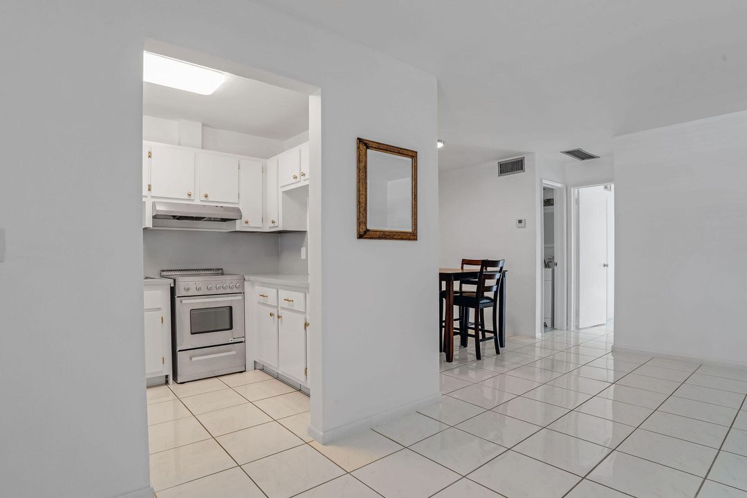 For Sale: $132,000 (1 beds, 1 baths, 676 Square Feet)