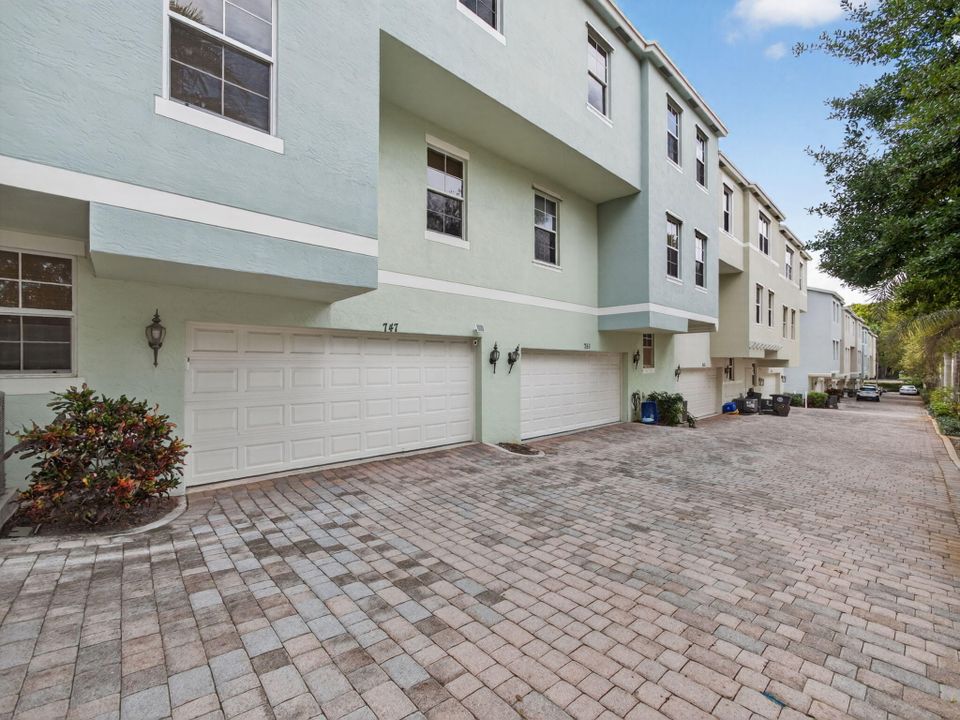 Active With Contract: $615,000 (2 beds, 2 baths, 1554 Square Feet)