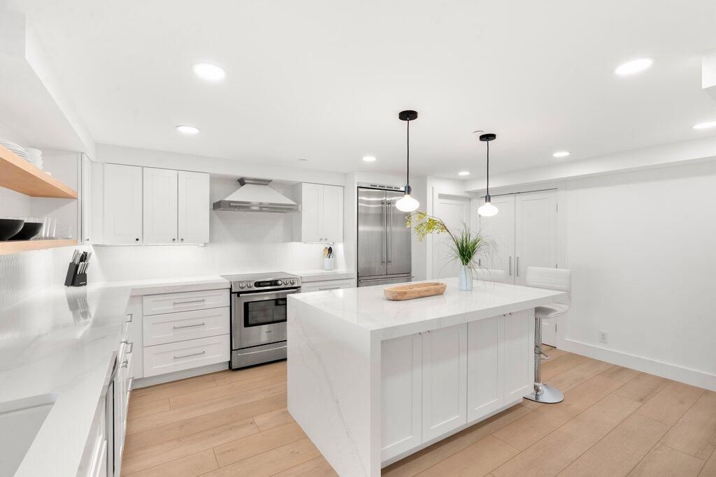 For Sale: $3,299,000 (3 beds, 2 baths, 3025 Square Feet)