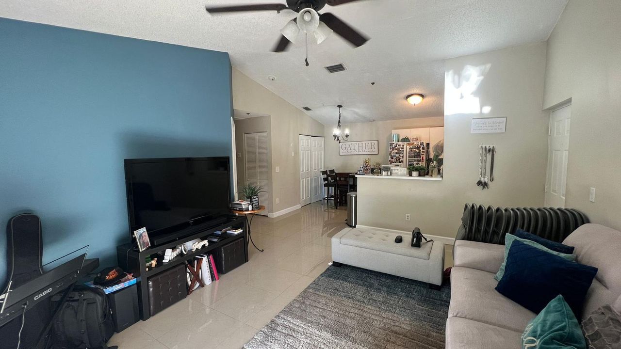 For Sale: $225,000 (2 beds, 1 baths, 1015 Square Feet)