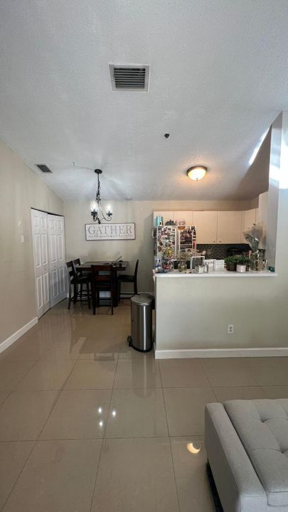 For Sale: $225,000 (2 beds, 1 baths, 1015 Square Feet)