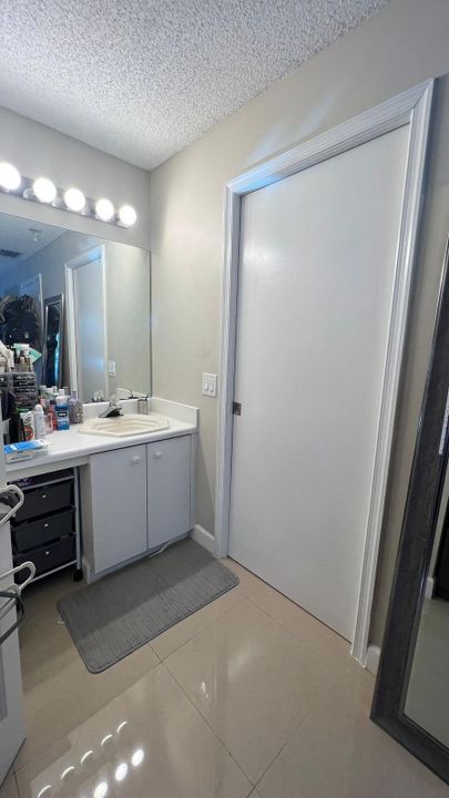 For Sale: $225,000 (2 beds, 1 baths, 1015 Square Feet)