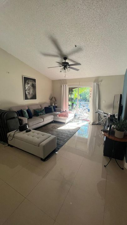 For Sale: $225,000 (2 beds, 1 baths, 1015 Square Feet)