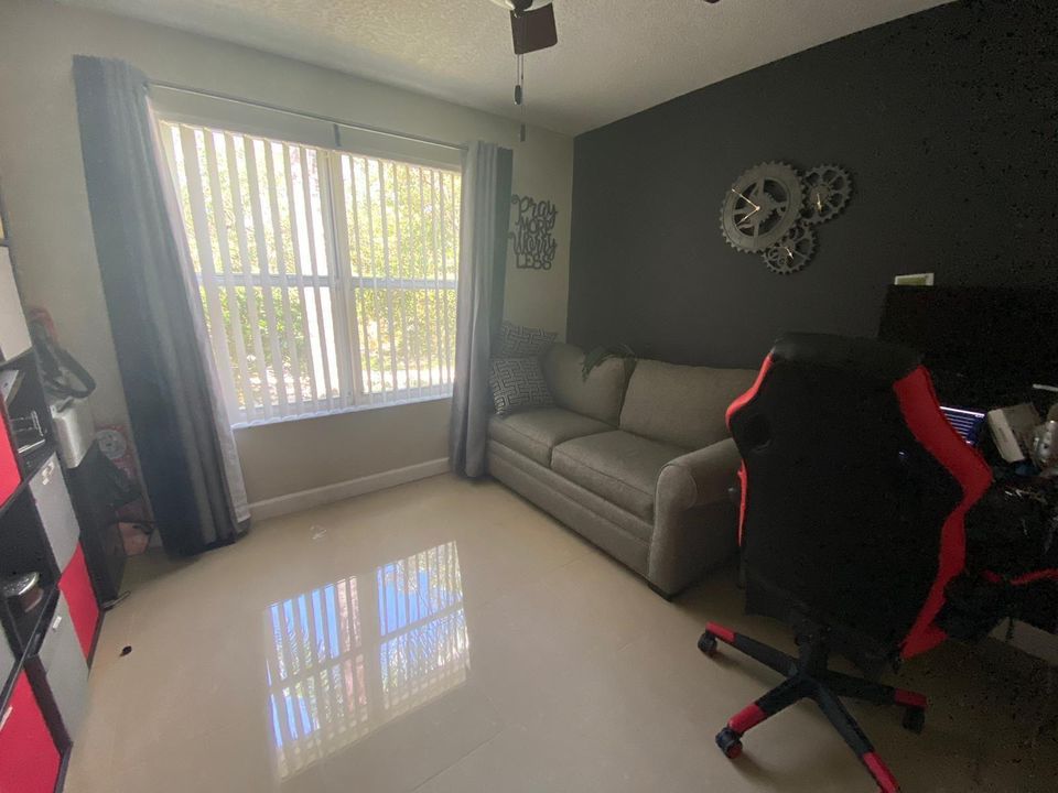 For Sale: $225,000 (2 beds, 1 baths, 1015 Square Feet)