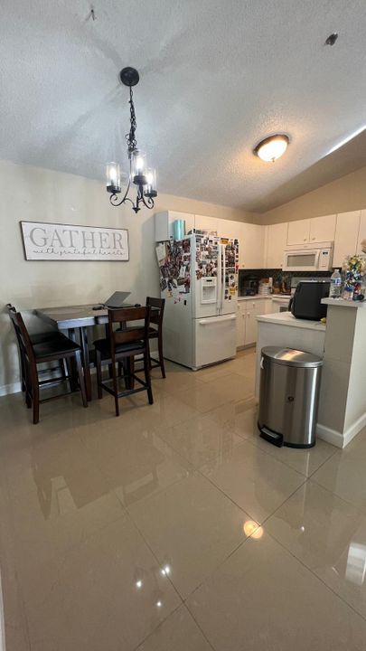 For Sale: $225,000 (2 beds, 1 baths, 1015 Square Feet)