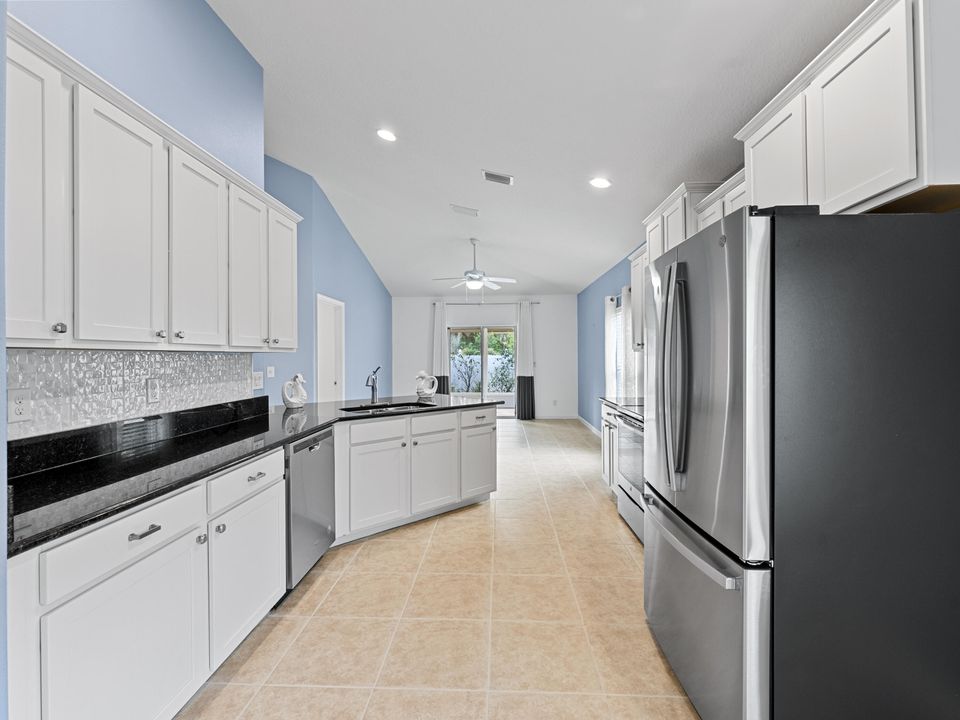 待售: $389,000 (4 贝兹, 2 浴室, 1935 平方英尺)