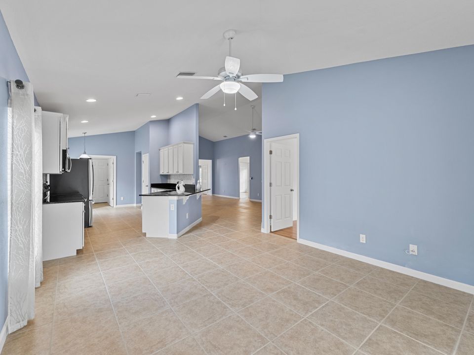 待售: $389,000 (4 贝兹, 2 浴室, 1935 平方英尺)