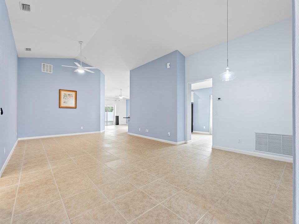 待售: $389,000 (4 贝兹, 2 浴室, 1935 平方英尺)