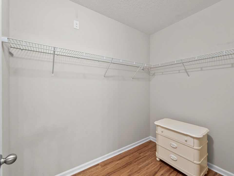 待售: $389,000 (4 贝兹, 2 浴室, 1935 平方英尺)