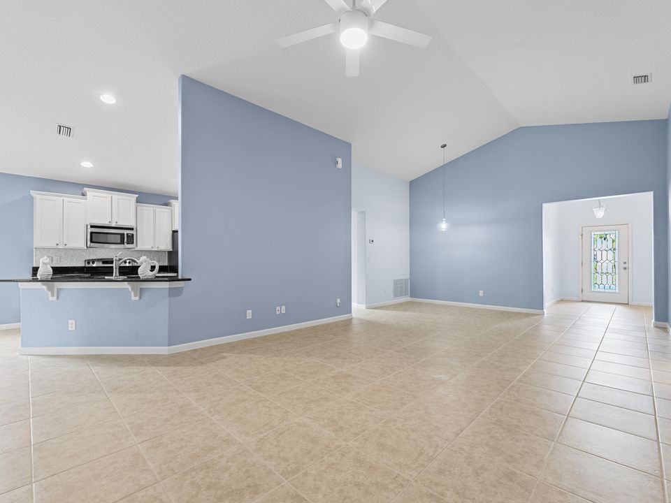 待售: $389,000 (4 贝兹, 2 浴室, 1935 平方英尺)